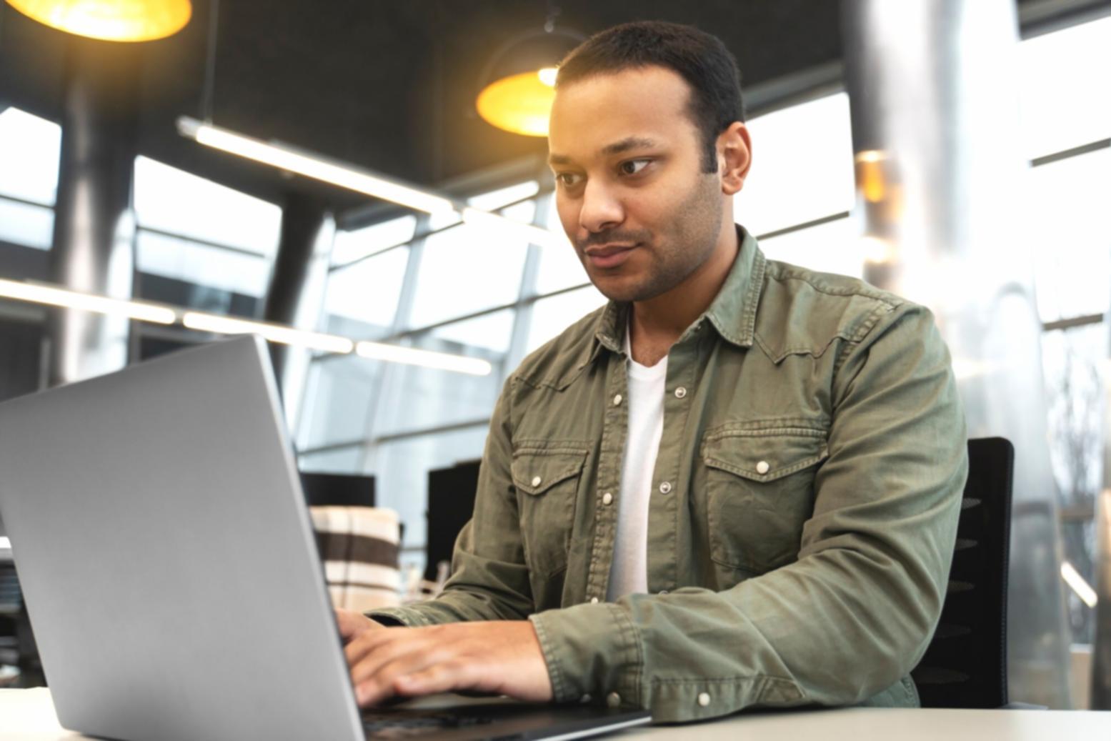 3D Asset Integration Arbeitsplatz mit mehreren Monitoren
